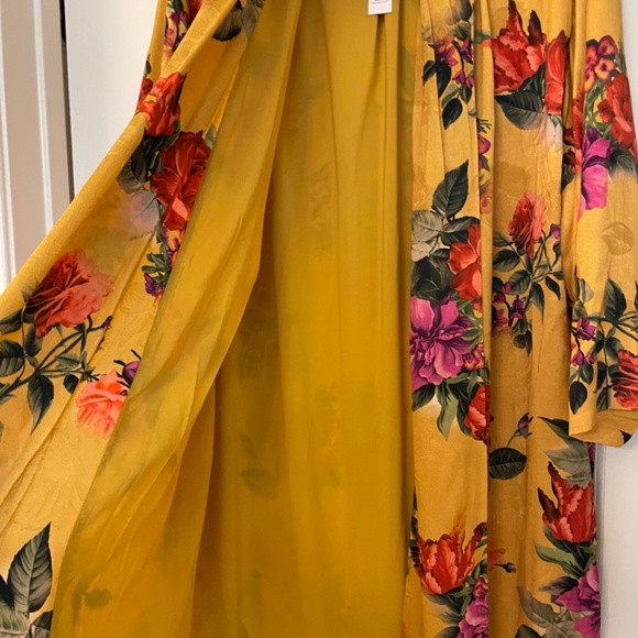 Alice + Olivia Yellow and Red Floral Robe Intimates & Sleepwear - Picture 5 of 8